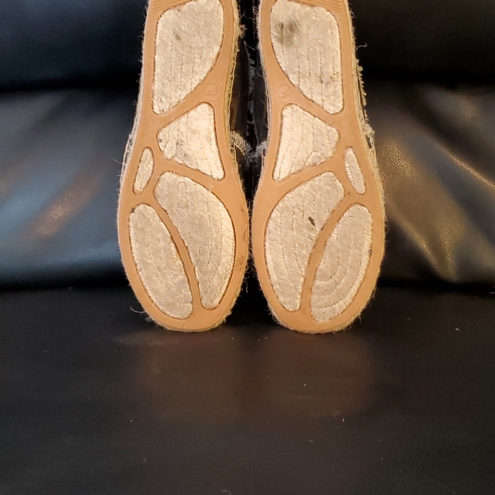 Super cute Espadrille slips ons! So comfy!! - Picture 2 of 4